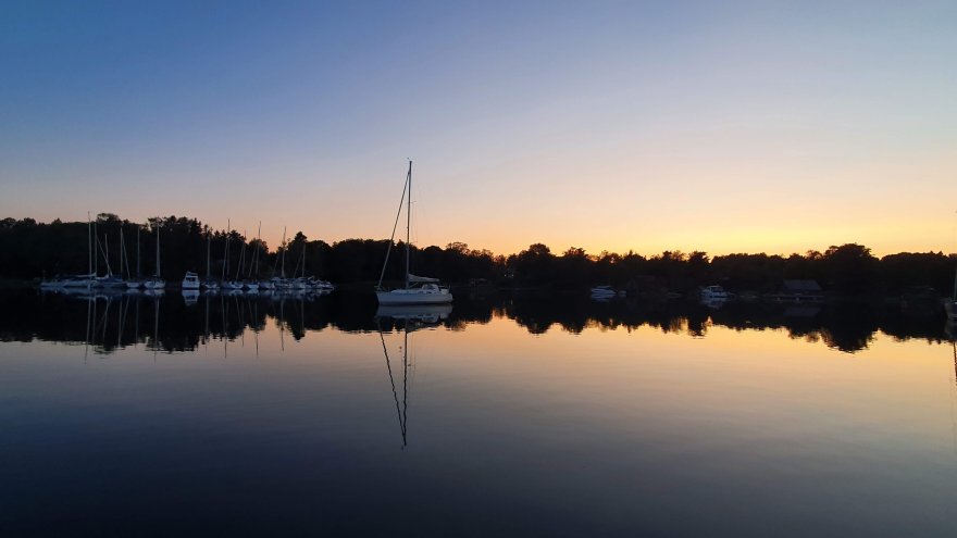 „Mustad purjed“ on haarav põnevik, mille tegevus toimub idüllilises Stockholmi saarestikus.