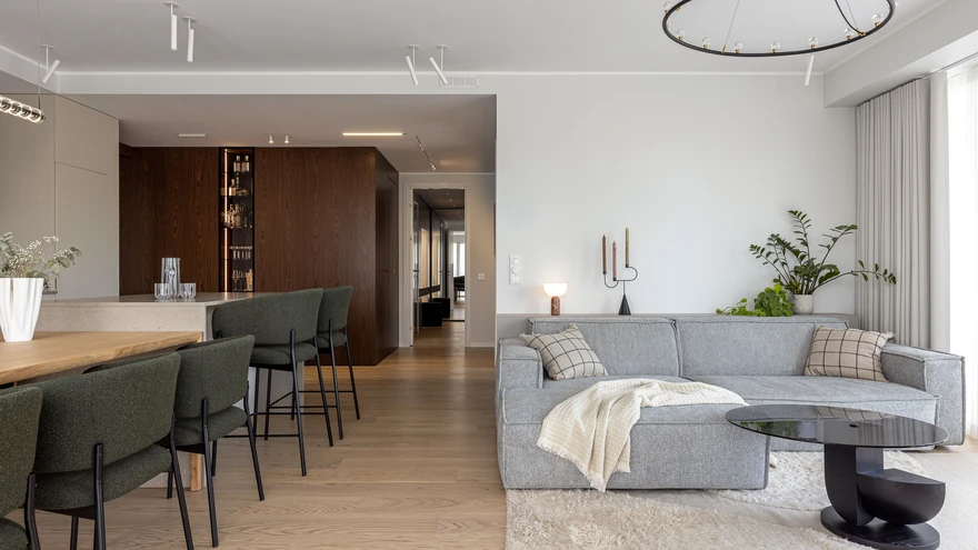 Maheda tonaalsusega ruumis loovad meeleolu maitsekad detailid ja väärt materjalid.