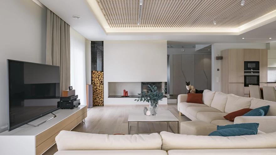 Naturaalsus ja soojad loodustoonid. Materjalidena on interjööris kasutatud puitu, kivi ja looduskiviimitatsiooniga keraamilisi plaate. 