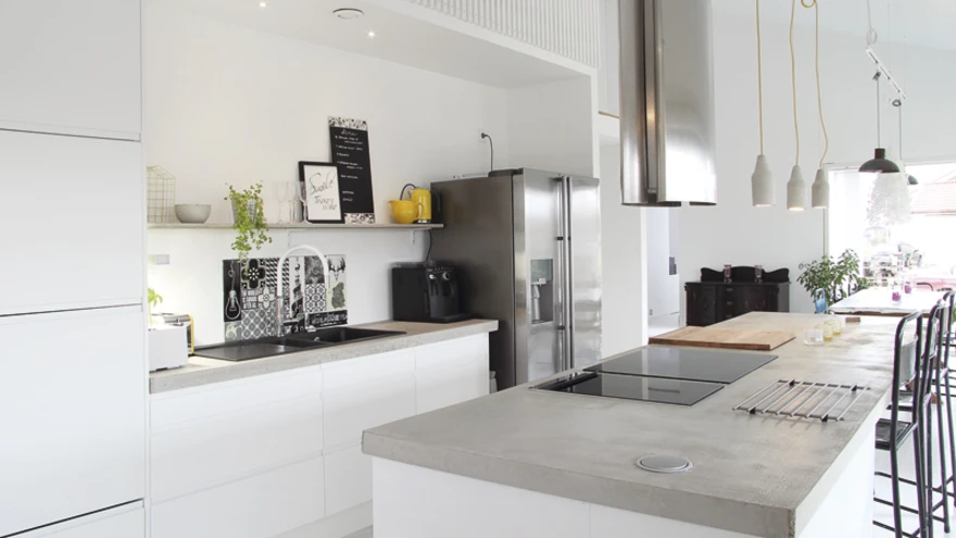  Lakooniline ruumi sulanduv köök pärineb Gigantist. Betoonist tööpind on ise valatud ning oma kätetööd esindavad ka köögisaare kohal olevad betoonist valgustid – nende vormina kasutati plastpudelit. 