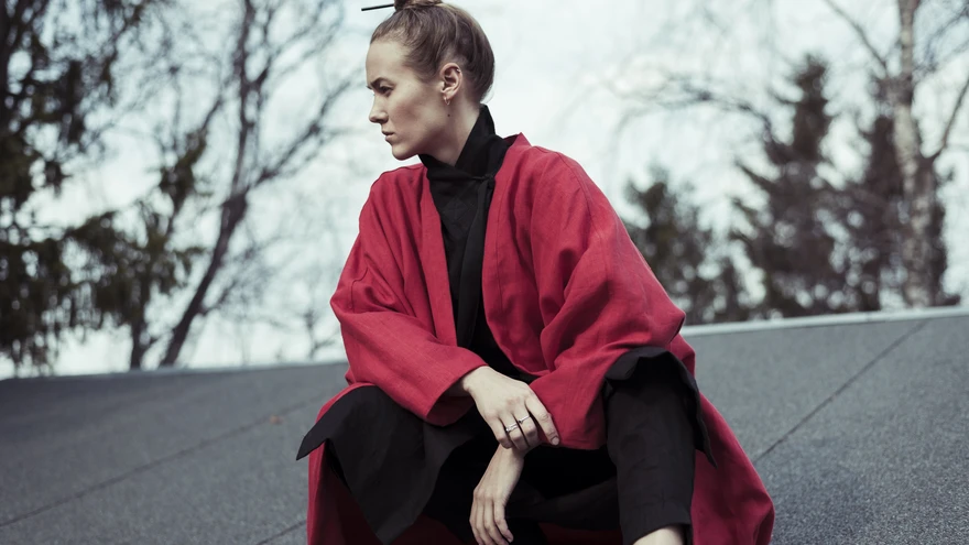 Anu Riebergi logo kandvad tooted on suuresti unisex, mitte sellepärast, et disainer tahaks naiselikkust või mehelikkust alla suruda. 