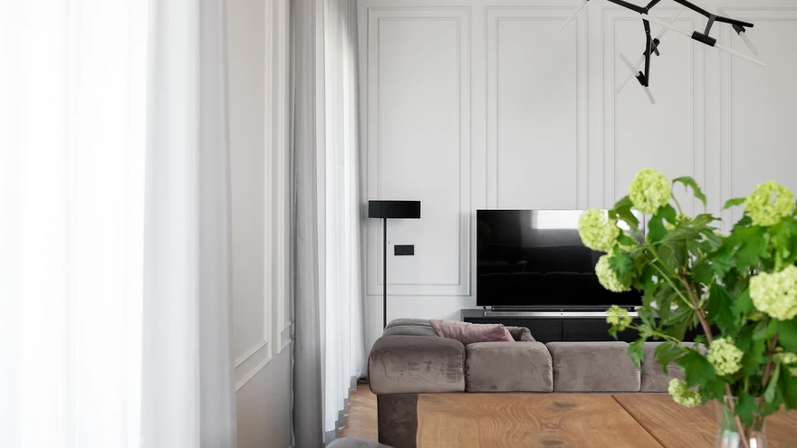 Klassikalises võtmes seinapaneelid ja moodsad valgustid on interjööri läbivaks kujundusvõtteks. 