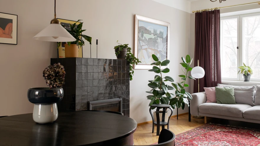 Väikeste keraamiliste plaatidega kaetud kamin viitab tänapäevases võtmes omaaegsele glasuuritud ahjupottidega küttekoldele. 