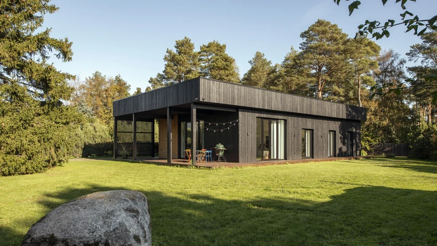 Endisele suvilakrundile kerkinud majas on 1970ndate modernistlikku esteetikat.