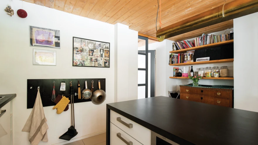 Köök on kõige mustvalgem ruum kogu majas. Köögisaare kohal rippuv valgusti on Karl-Eriku edasiarendus ühest Leila Pärtelpoja poolt restoranile Reeder tehtud valgustist. 