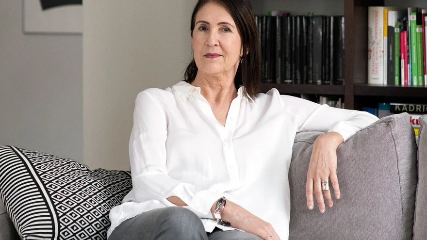 Krista Kodres oma raamatutest ja kunstist tulvil kodus Tallinna kesklinnas. 