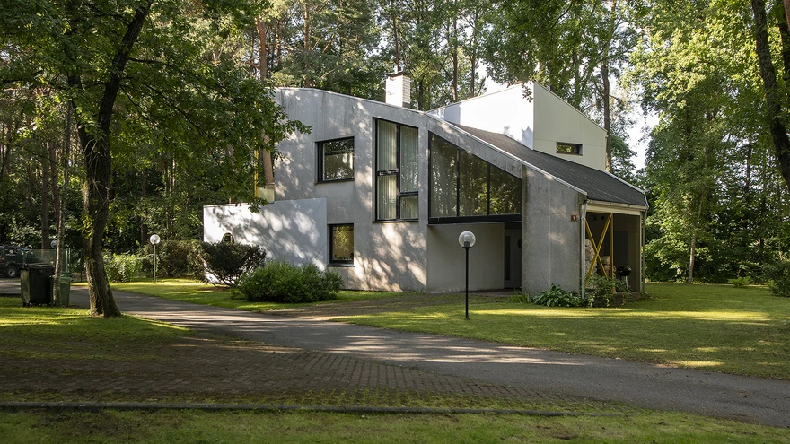 Vilen Künnapu ja Ain Padriku projekteeritud eramu valmis 1990ndate lõpus, peegeldavad julgelt eksperimentaalset perioodi Eesti arhitektuuriloos.