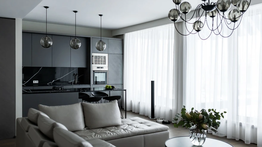 Suured aknapinnad lasevad lahkelt merevalgusel tuppa voolata. Selgejooneliselt sisustatud ruumi vürtsitavad mängulise vormiga valgustid.