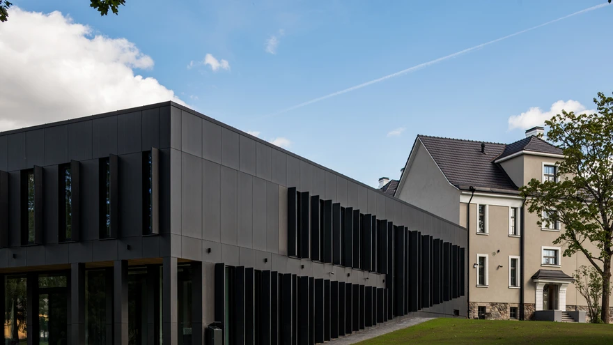 Rapla gümnaasiumi arhitektuur lähtub ajaloolisest koolihoonest ja looduslikust reljeefist, siseruum on lahendatud maksimaalselt sujuvana. 