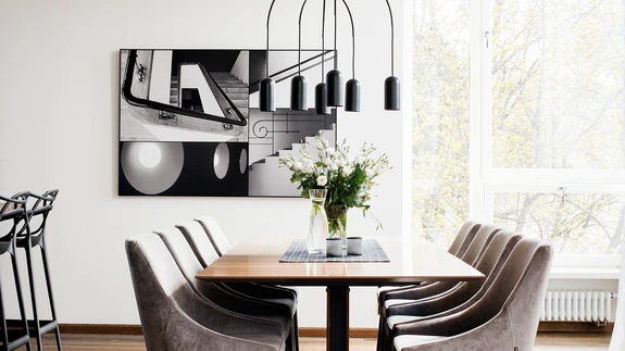 Kaunis kompositsioon elutoas. Toolid pärinevad Isku, laud BoConcepti valikust, valgusti Bow telliti Laterna Magica salongist. Pärnu funkarhitektuuri on pildistanud fotograaf Kati Vaas.