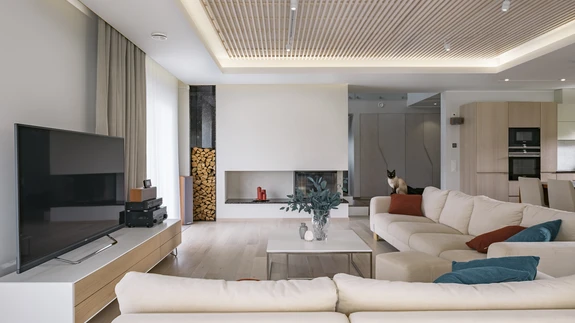 Naturaalsus ja soojad loodustoonid. Materjalidena on interjööris kasutatud puitu, kivi ja looduskiviimitatsiooniga keraamilisi plaate.