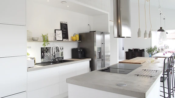 Lakooniline ruumi sulanduv köök pärineb Gigantist. Betoonist tööpind on ise valatud ning oma kätetööd esindavad ka köögisaare kohal olevad betoonist valgustid – nende vormina kasutati plastpudelit.