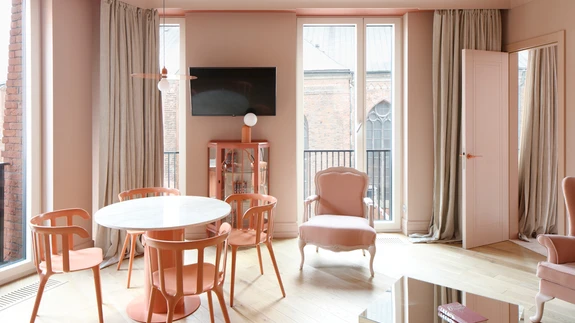 Huvitava värvikontseptsiooniga butiikhotelli Redstone numbritoa interjöör. 