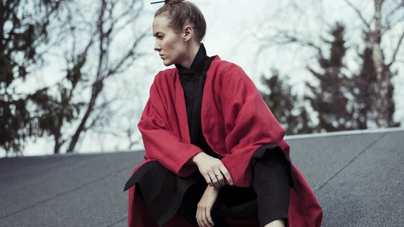 Anu Riebergi logo kandvad tooted on suuresti unisex, mitte sellepärast, et disainer tahaks naiselikkust või mehelikkust alla suruda. 