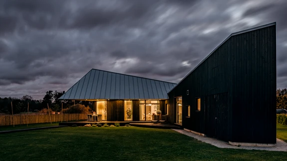 Hoonel on liimpuidust katusekonstruktsioon, põhimahu konstruktiivses osas on kasutatud nii puitu kui ka kivi. Fassaad on kaetud mustaks värvitud vertikaalse lehiselaudisega.