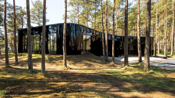 Salto arhitektide loodud moodne kodu: läbi suurte klaaspindade paistavad tuppa nii loodus, maja uhked skulpturaalsed vormid kui ka musta küütleva fassaadi peegeldused.