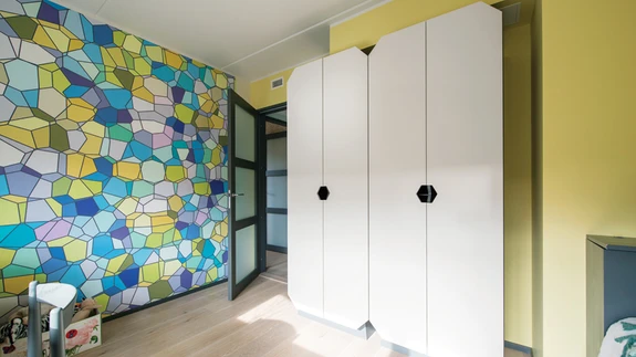 Kalamaja värskes kortermajas ootas uusi elanikke ees sobiv planeering ja palju valgust. Vanast kodust polnud kaasa võtta palju ja kõik uus loodi sisearhitekt Liis Tarbe abiga.