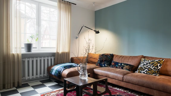 Elutoaseinale plaanib pererahvas Pallase koolkonna loomingut. Diivan on Eesti tootjalt Softrend, vaip Carpet Vistast.