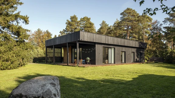 Endisele suvilakrundile kerkinud majas on 1970ndate modernistlikku esteetikat.