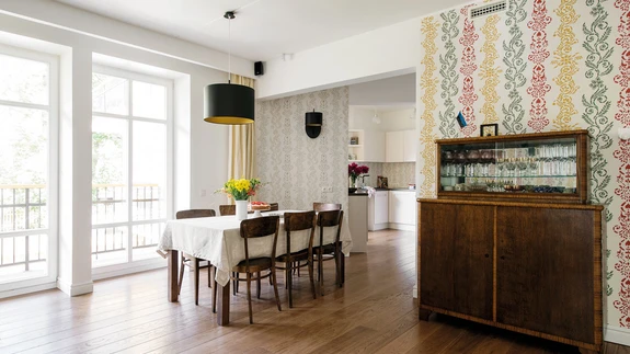 Nii söögilaua toolid kui ka puhvetkapp on korteri peremehe vanavanemate kodust pärit.