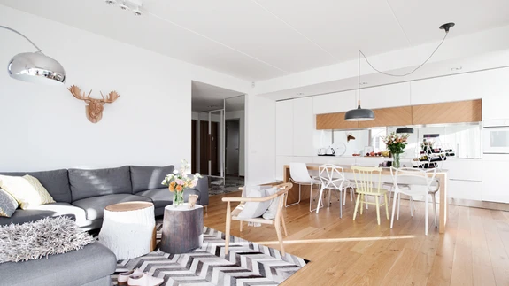 Ühes ruumis asuvad köök ja elutuba on leidnud kena tasakaalu, köögimööbel mõjub delikaatselt ja kõik moodustab terviku. Diivanilauana on kasutusel 150aastane tammepakk ja perenaise isa endine puudelõhkumise pakk.