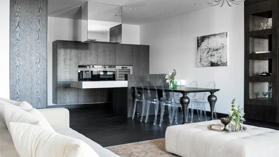 Avatud köögiga elutuba. Söögilaud pärineb Eesti firmalt Borg, toolid Ghost Itaalia firmalt Kartell. Sametkattega diivan valiti salongist Mang.