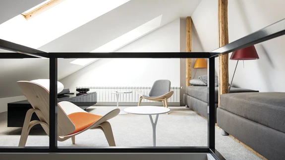 Disainer Hans J. Wegneri tugitool Wing Chair kuulub vaieldamatult disainiklassikasse. Väikesed diivanilauad leiti firmast Hals Interiors.