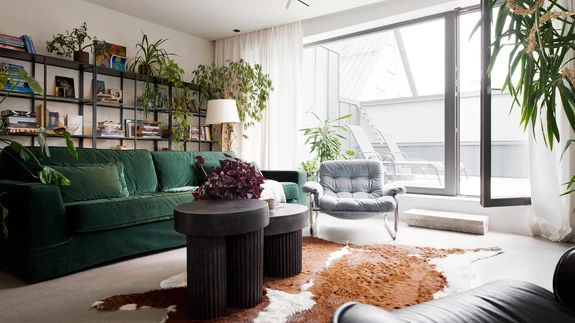 Elutoast pääseb privaatsele päikeseterrassile. Vintage-tugitoolid renoveeris sisearhitektist perenaine ise.