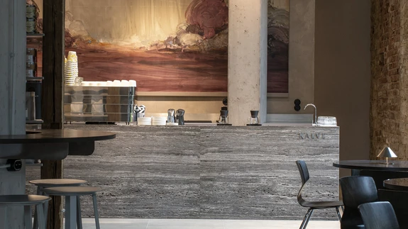 Kaasaegne ja kunstirikas kohvik.