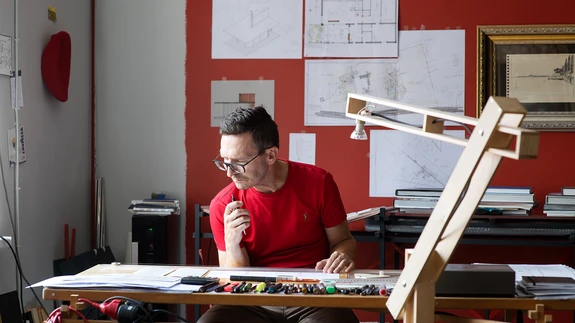 Liplap oma igapäevases töökeskkonnas, esiplaanil prototüüp põrandavalgustist.