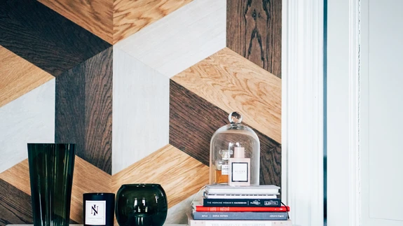 Red Doti auhinnaga pärjatud naturaalsest tammepuidust iseliimuv seinakattematerjal Groveneer.