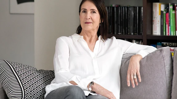 Krista Kodres oma raamatutest ja kunstist tulvil kodus Tallinna kesklinnas. 