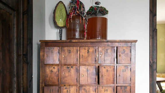 Vanast postkastist sai elutuppa stiilne puhvetkapp.