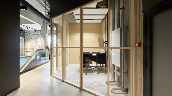 Raskepärasele tööstusarhitektuurile lisati viimistletud ruumielemendid ja spoonitud profiilidega klaasseinad. 