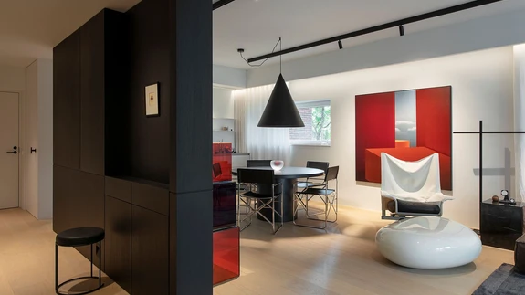  Elamist rütmistab geomeetria, aga ka värvide mängud – valge, halli, musta kõrvale tuleb natuke punast ja rohelist. Lisaks on õnnestunud pehme ja kõva vastandus – kohevad vaibad, nahk ning metall ja klaas.