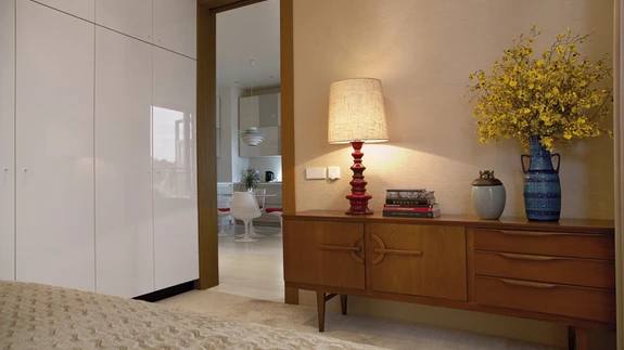 Magamistoale lisavad luksust valitud materjalid – seinu katab siiditapeet ning põrandal olev vaip on nii pehme, et astudes vajuvad jalad sellesse.  