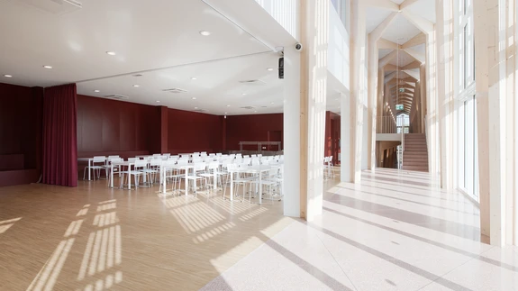 Maja kõige ilusam osa – ligi sajameetrine galerii – on oma kõrgusesse pürgimise ja haljaks jäetud liimpuiduelementidega ilma liialdamata veidi gooti kirikute moodi.