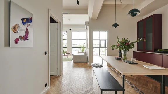 Sisearhitektid Lilia Kristianson ja Reet Helisabeth Karm lähtusid Klaussoni kommivabriku korterite viimistlus­pakette koostades puhta joonega, praktilisest ja naturaalseid materjale hindavast kujundusest.  