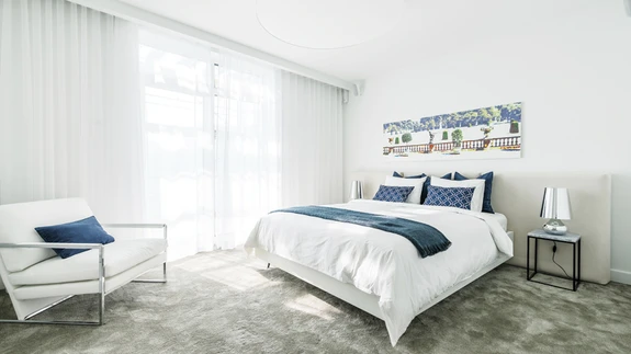 Magamistubades on New Yorgi korteritest inspireerituna tervet põrandat kattev vaipkate. Öökapi asemele sobivad hästi marmorplaadiga lauakesed firmalt Zuiver (salong Dectona), millel ilutsevad efektsed Kartelli valgustid.