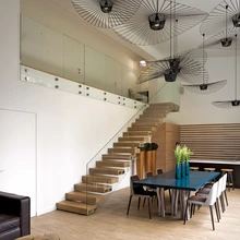 Läbi kahe korruse ulatuv klaassein kaotab piiri sise- ja välisruumi vahel. Kolmeks tsooniks – elutoa-, söögitoa- ja köögiosa – jaotatud kõrget ruumi ehivad Petite Friture’i valgustid Vertigo.