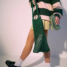 Eva Solo Urban To Go termosed ja veepudelid sobivad tegusale linnainimesele. Väikeses käepärases termostassis püsib kohv kuum ja vesi värskendavalt jahe, klõpsuga kaas avaneb ning sulgub ühe kerge liigutusega. Peamiselt taaskasutatud materjalidest tehtud termosed on vastupidavad ja neid saab pesta nõudepesumasinas. Värvivalik on lai ja popis paletis. evasolo.com