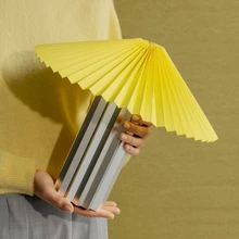 Värvi- ja vormirõõmus valgusti Taite jäi silma Saksa tootja Blomus uuest kapselkollektsioonist. Plisseekangast meenutava lambivarju ja alumiiniumist jalaga väike valgusti on elegantse siluetiga ning graatsiline. Disainer Theresa Randi. blomus.com