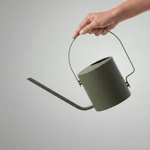 Disainer Peter Holmblad on loonud Steltonile mitmed ikoonilised tooted, sealhulgas sarja Original. Seeria lihtsa ja elegantse vormiga kastekann on üks firma disainipärandi nurgakividest. Klassikaline roostevabast terasest kann sai tänavu värske lihvi – juurde tuli mattmust, metsaroheline ja liivakarva toon. stelton.com