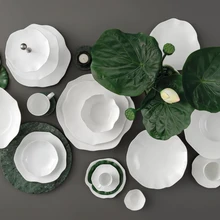 Villeroy & Boch esitles uut nõudesarja Pura, mis toob lauale justkui looduse puudutuse. Portselanist nõudes on veepinnal liugleva lootoselehe kergust, puhas valge pakub ideaalse tausta kulinaarsele meistriteosele. 16-osaline seeria on kaunis ja habras. villeroyboch-group.com