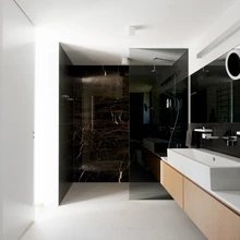 Ruumikas koduspaas asuvad mullivann, leili- ja aurusaun. Looduskivist paneelid on tarninud Kiviprojekt.