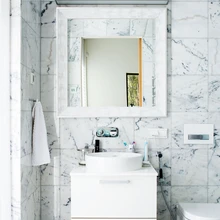 Vannituba ehib naturaalne marmor.