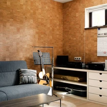 Osaliselt keldrikorrusel asub peremehe muusika- ehk huvituba. Naturaalsest korgist seinakatet kasutati ruumis peale ilusa tekstuuri ka lisasoojustusena.