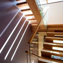 Toekas liimpuidust trepp kulgeb läbi kolme tasandi.