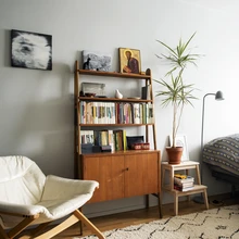 Magamistuppa toodi sumedam tonaalsus halli seinavärvi abil.