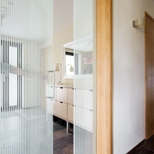 Esikupõrandatel on naturaalne kiltkivi.